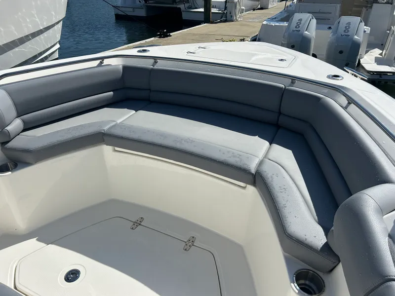 Slide: The Image of Boston Whaler 330 Outrage 2026 - 38