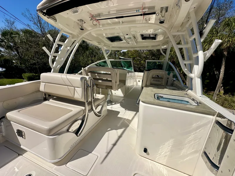 Slide: The Image of Boston Whaler 320 VANTAGE 2024 - 10
