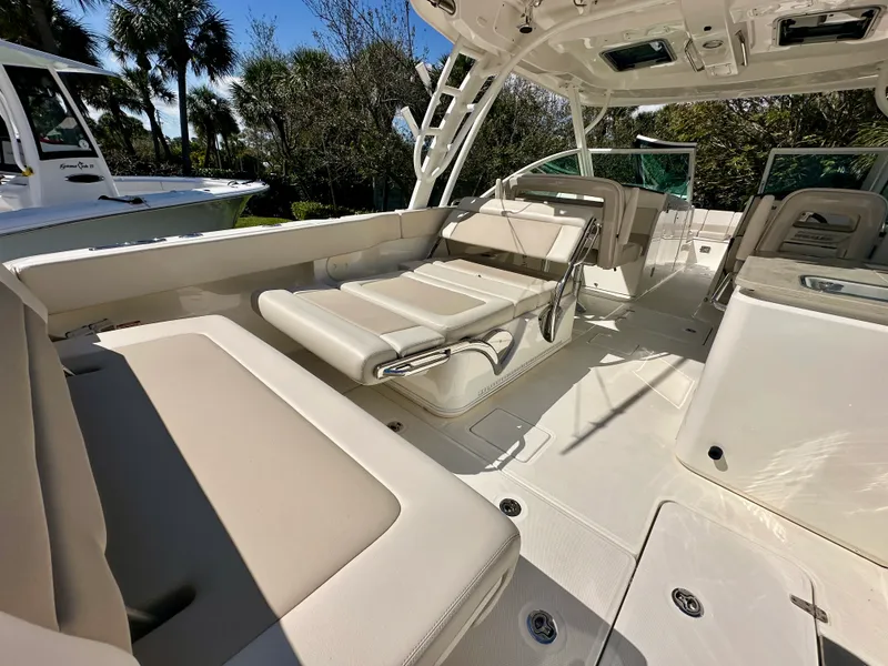 Slide: The Image of Boston Whaler 320 VANTAGE 2024 - 14