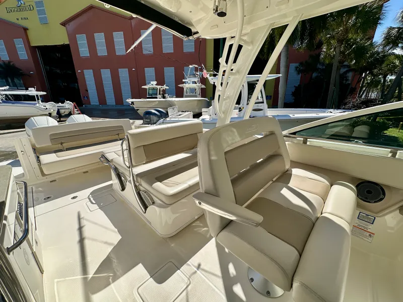 Slide: The Image of Boston Whaler 320 VANTAGE 2024 - 16