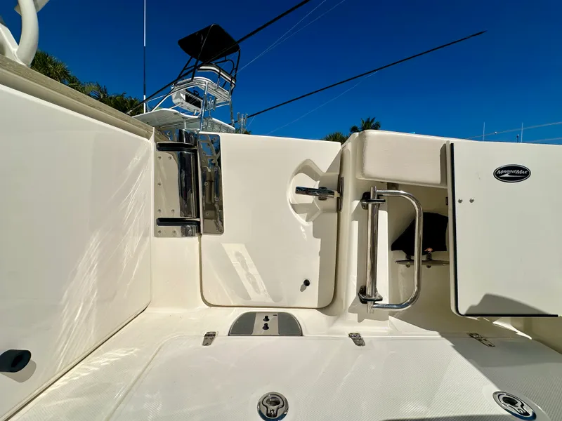 Slide: The Image of Boston Whaler 320 VANTAGE 2024 - 17