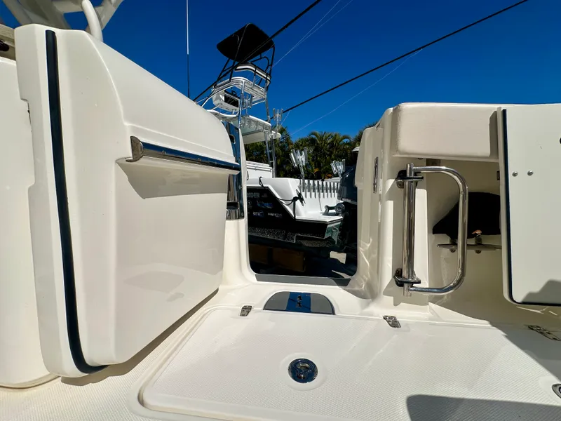 Slide: The Image of Boston Whaler 320 VANTAGE 2024 - 18