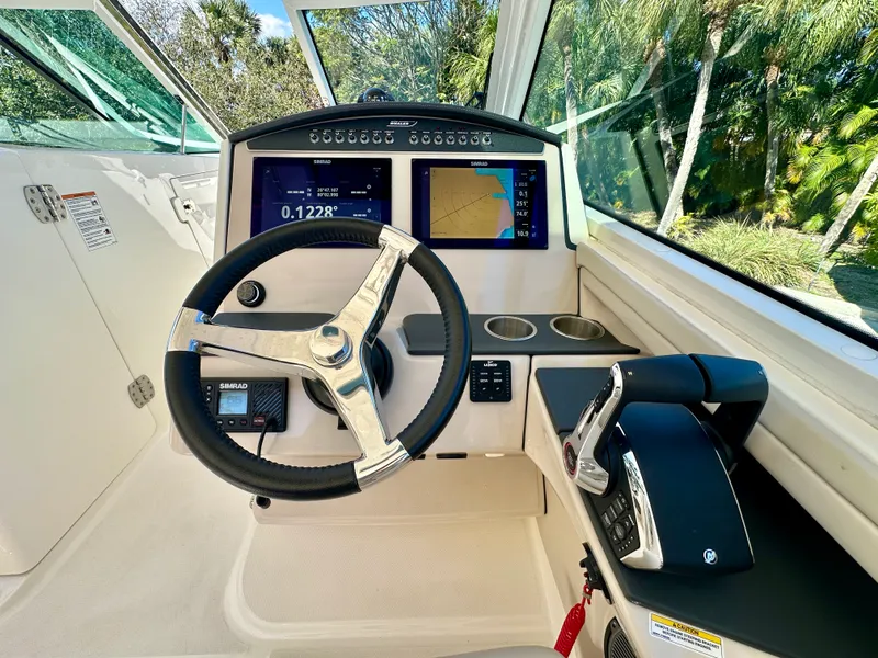 Slide: The Image of Boston Whaler 320 VANTAGE 2024 - 23