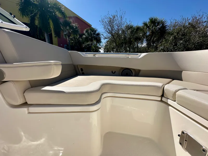 Slide: The Image of Boston Whaler 320 VANTAGE 2024 - 27