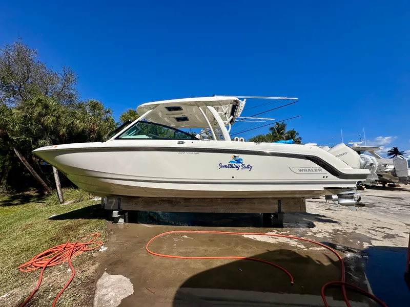 Slide: The Image of Boston Whaler 320 VANTAGE 2024 - 4