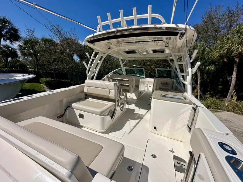 Slide: The Image of Boston Whaler 320 VANTAGE 2024 - 6