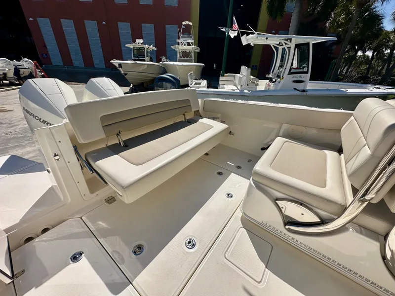 Slide: The Image of Boston Whaler 320 VANTAGE 2024 - 8