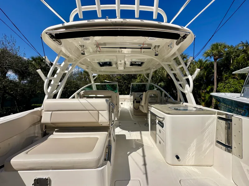 Slide: The Image of Boston Whaler 320 VANTAGE 2024 - 9