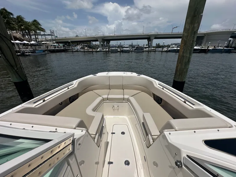 Slide: The Image of Boston Whaler 320 VANTAGE 2024 - 31