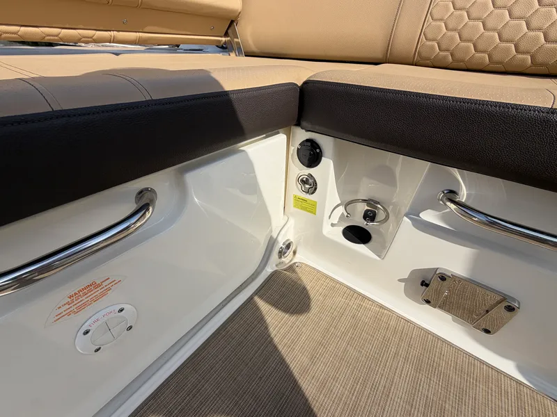 Slide: The Image of Sea Ray 250 SDX 2019 - 28