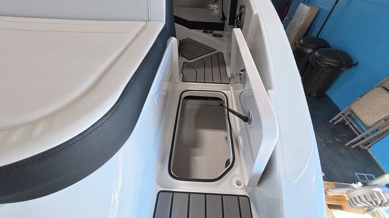 Slide: The Image of Sea Ray SPX 210 Outboard 2026 - 21