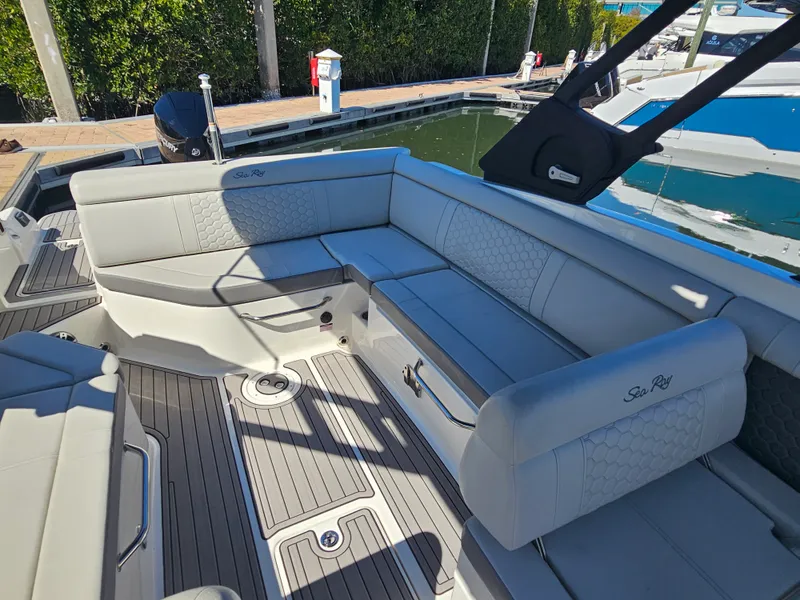 Slide: The Image of Sea Ray 270 SDX OB 2024 - 10