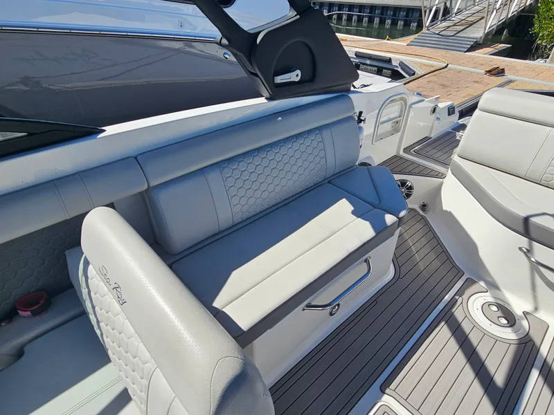 Slide: The Image of Sea Ray 270 SDX OB 2024 - 11