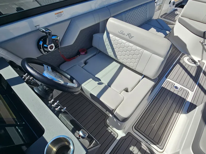 Slide: The Image of Sea Ray 270 SDX OB 2024 - 12