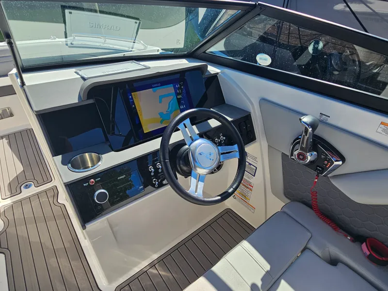 Slide: The Image of Sea Ray 270 SDX OB 2024 - 16