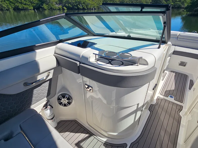 Slide: The Image of Sea Ray 270 SDX OB 2024 - 17