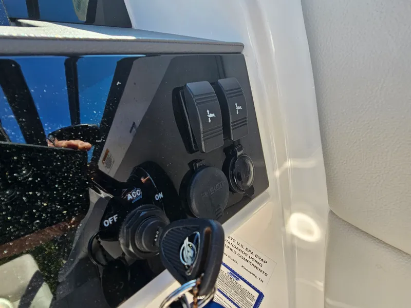 Slide: The Image of Sea Ray 270 SDX OB 2024 - 23