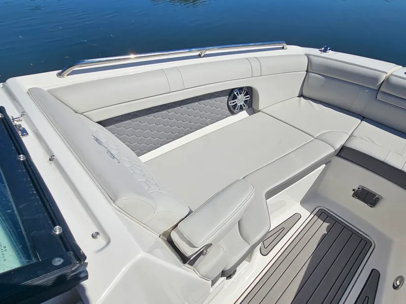 Slide: The Image of Sea Ray 270 SDX OB 2024 - 25