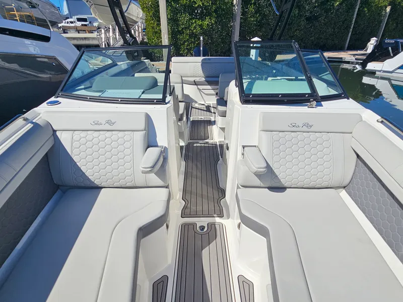 Slide: The Image of Sea Ray 270 SDX OB 2024 - 29