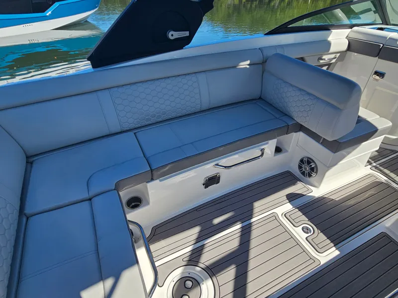 Slide: The Image of Sea Ray 270 SDX OB 2024 - 9