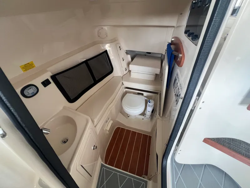 Slide: The Image of Grady-White 307 FREEDOM 2025 - 10