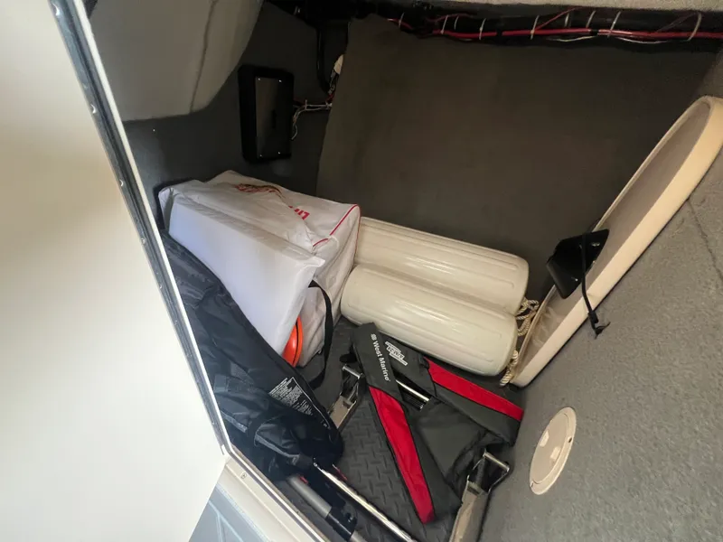 Slide: The Image of Grady-White 307 FREEDOM 2025 - 12