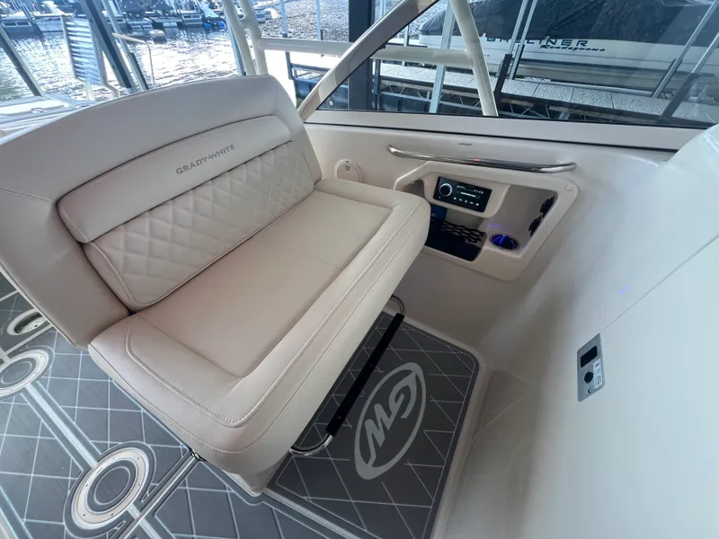 Slide: The Image of Grady-White 307 FREEDOM 2025 - 14