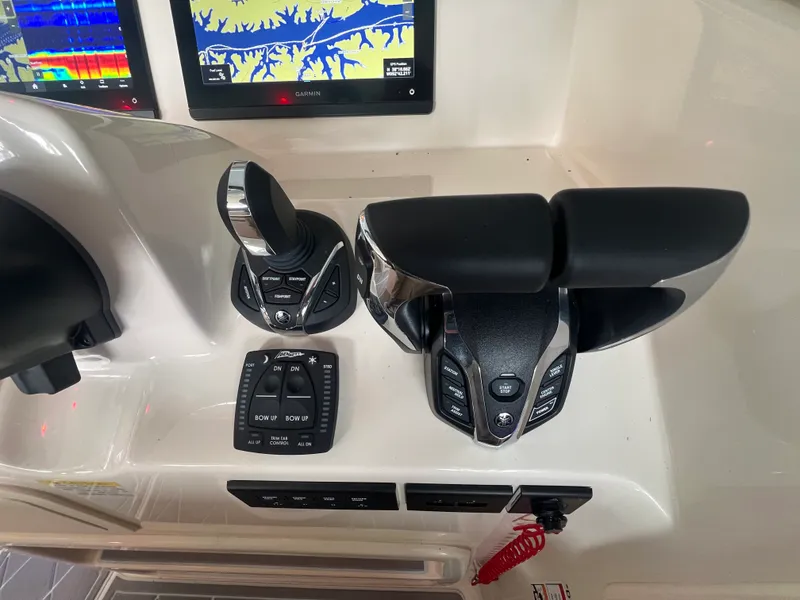 Slide: The Image of Grady-White 307 FREEDOM 2025 - 17