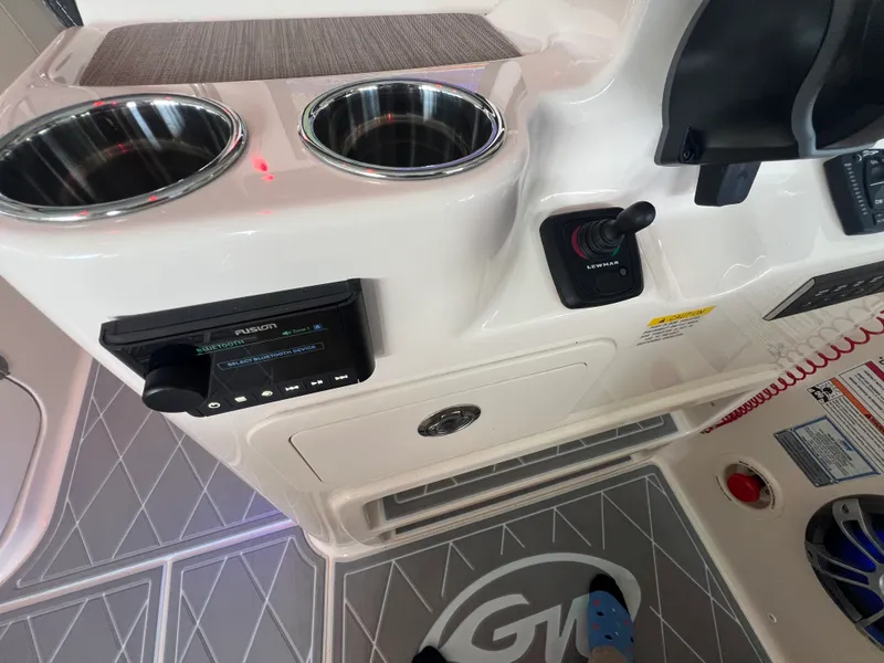 Slide: The Image of Grady-White 307 FREEDOM 2025 - 18