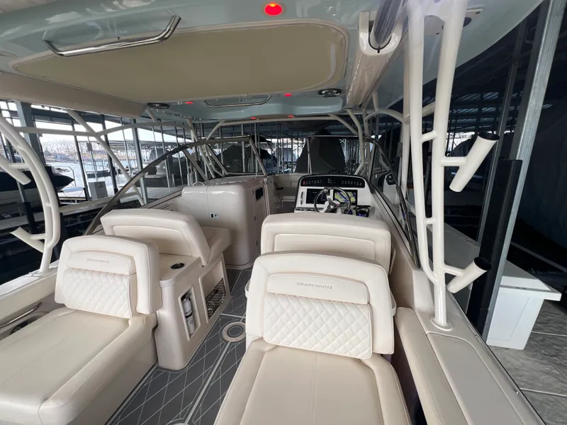 Slide: The Image of Grady-White 307 FREEDOM 2025 - 26