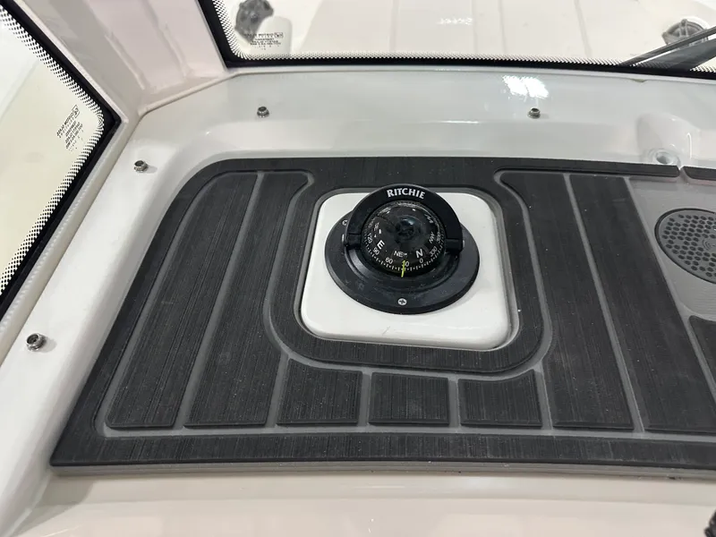 Slide: The Image of Boston Whaler 280 Dauntless 2026 - 58