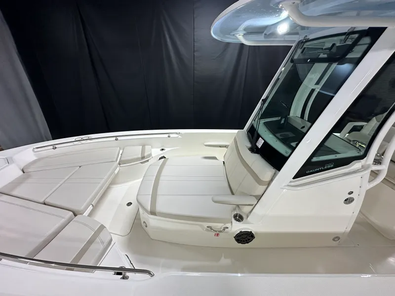 Slide: The Image of Boston Whaler 280 Dauntless 2026 - 6