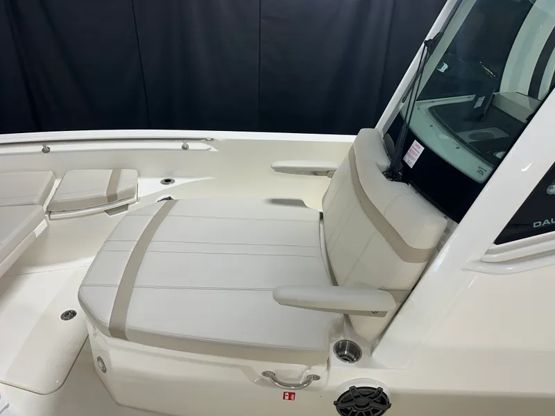 Slide: The Image of Boston Whaler 280 Dauntless 2026 - 8