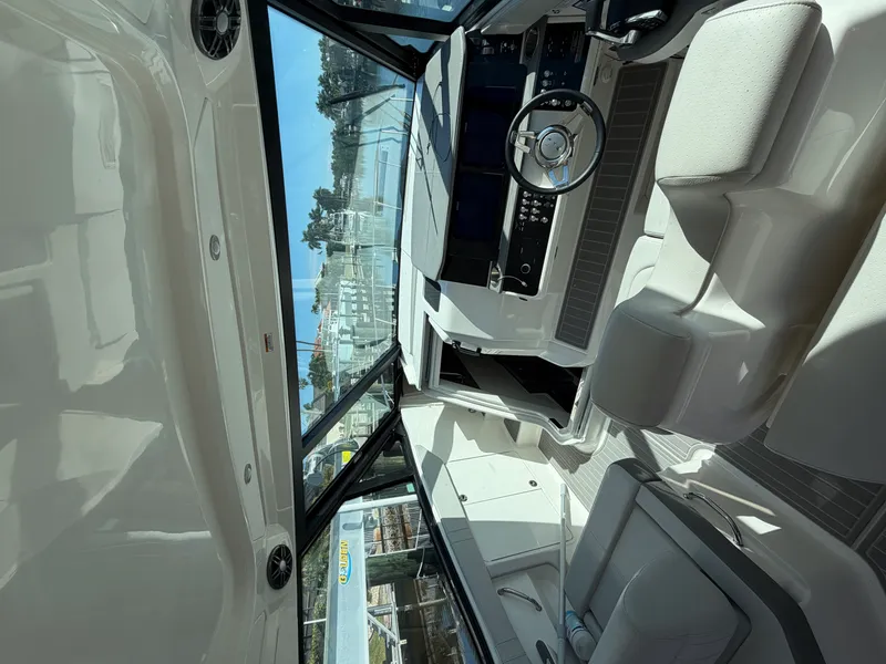 Slide: The Image of Sea Ray 320 DA-OB 2024 - 10