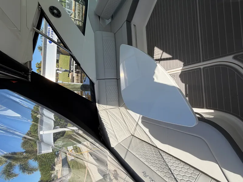 Slide: The Image of Sea Ray 320 DA-OB 2024 - 15