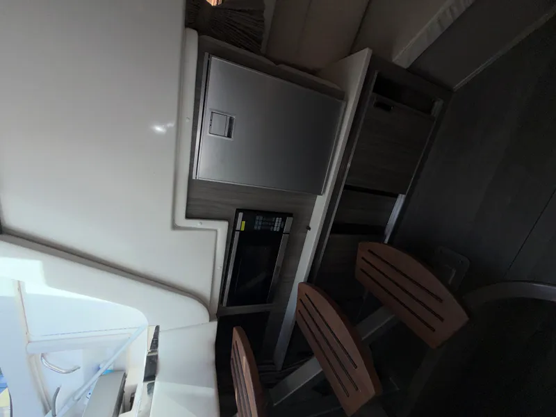 Slide: The Image of Sea Ray 320 DA-OB 2024 - 19