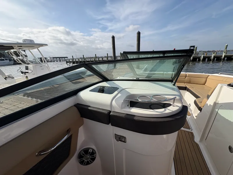 Slide: The Image of Sea Ray SDX 270 Outboard 2024 - 16