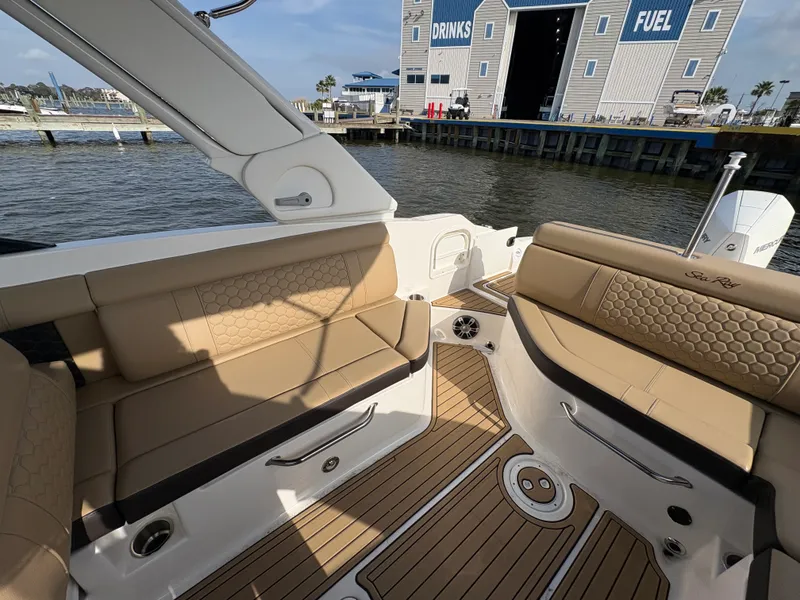 Slide: The Image of Sea Ray SDX 270 Outboard 2024 - 17