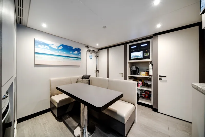 Slide: The Image of Ocean Alexander 37 L 2022 - 107