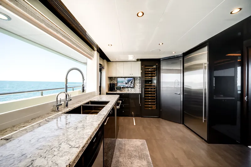 Slide: The Image of Ocean Alexander 37 L 2022 - 32