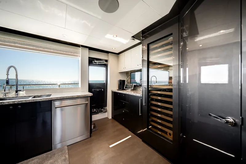 Slide: The Image of Ocean Alexander 37 L 2022 - 33