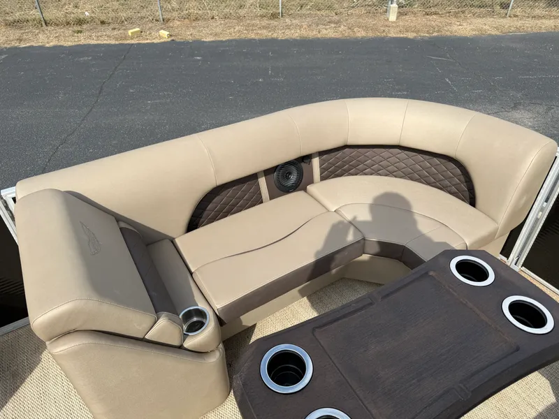 Slide: The Image of Bennington 22 L 2024 - 18