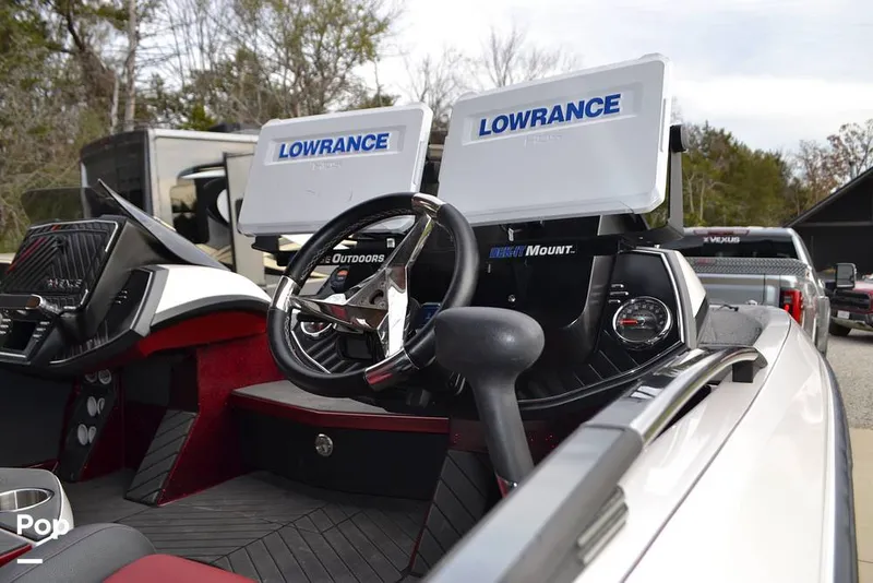 Slide: The Image of Lowrance Electronics - 16050113