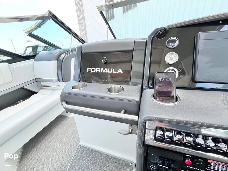 Slide: The Image of Glove Box - 16300279