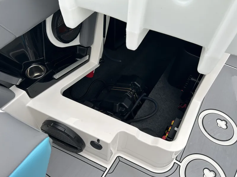 Slide: The Image of Mastercraft X24 2024 - 8