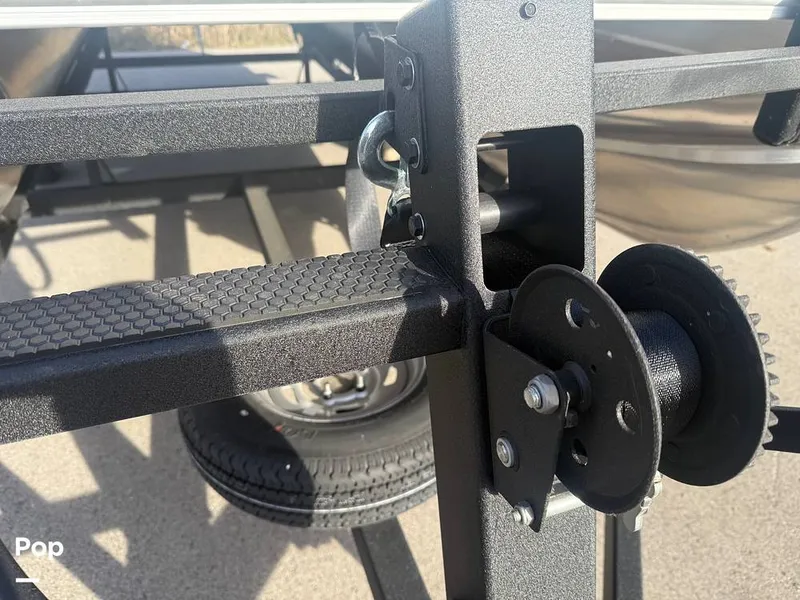 Slide: The Image of Sun Tracker Party Barge 16 DLX 2025 - 16056412