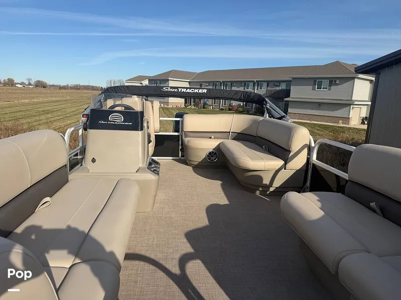 Slide: The Image of Sun Tracker Party Barge 16 DLX 2025 - 16056417