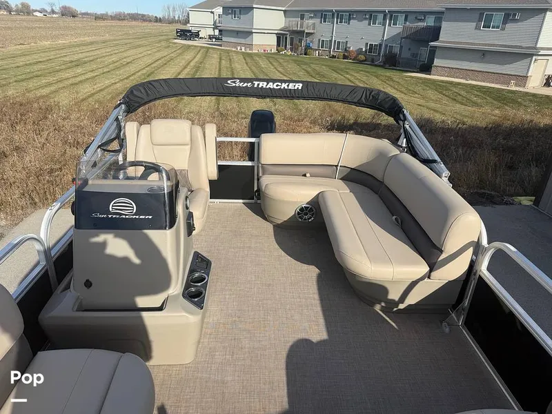 Slide: The Image of Sun Tracker Party Barge 16 DLX 2025 - 16056418