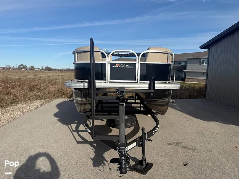 Slide: The Image of Sun Tracker Party Barge 16 DLX 2025 - 16056400