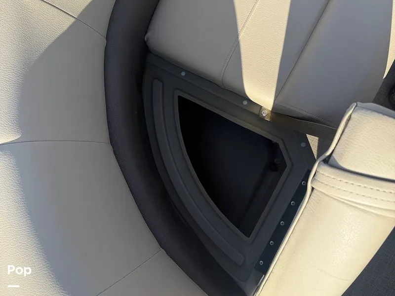 Slide: The Image of Sun Tracker Party Barge 16 DLX 2025 - 16056421